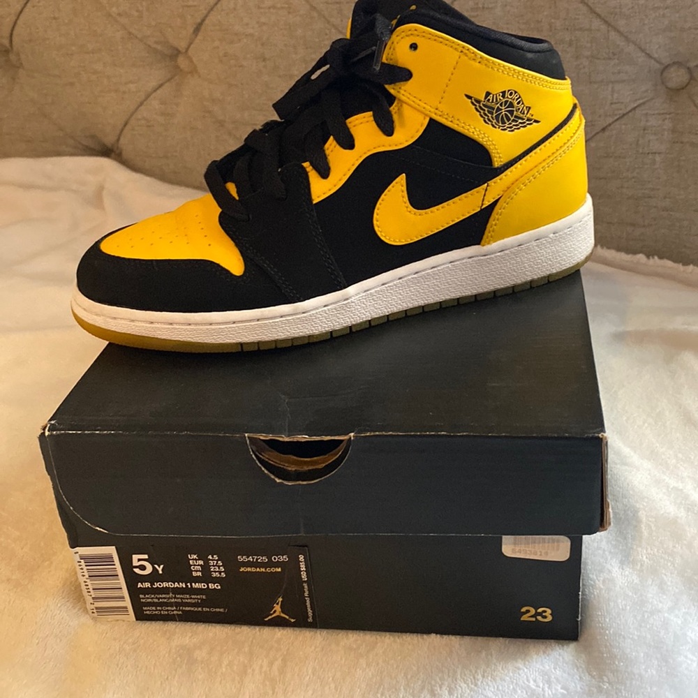 Air Jordan’s 1 MID BG